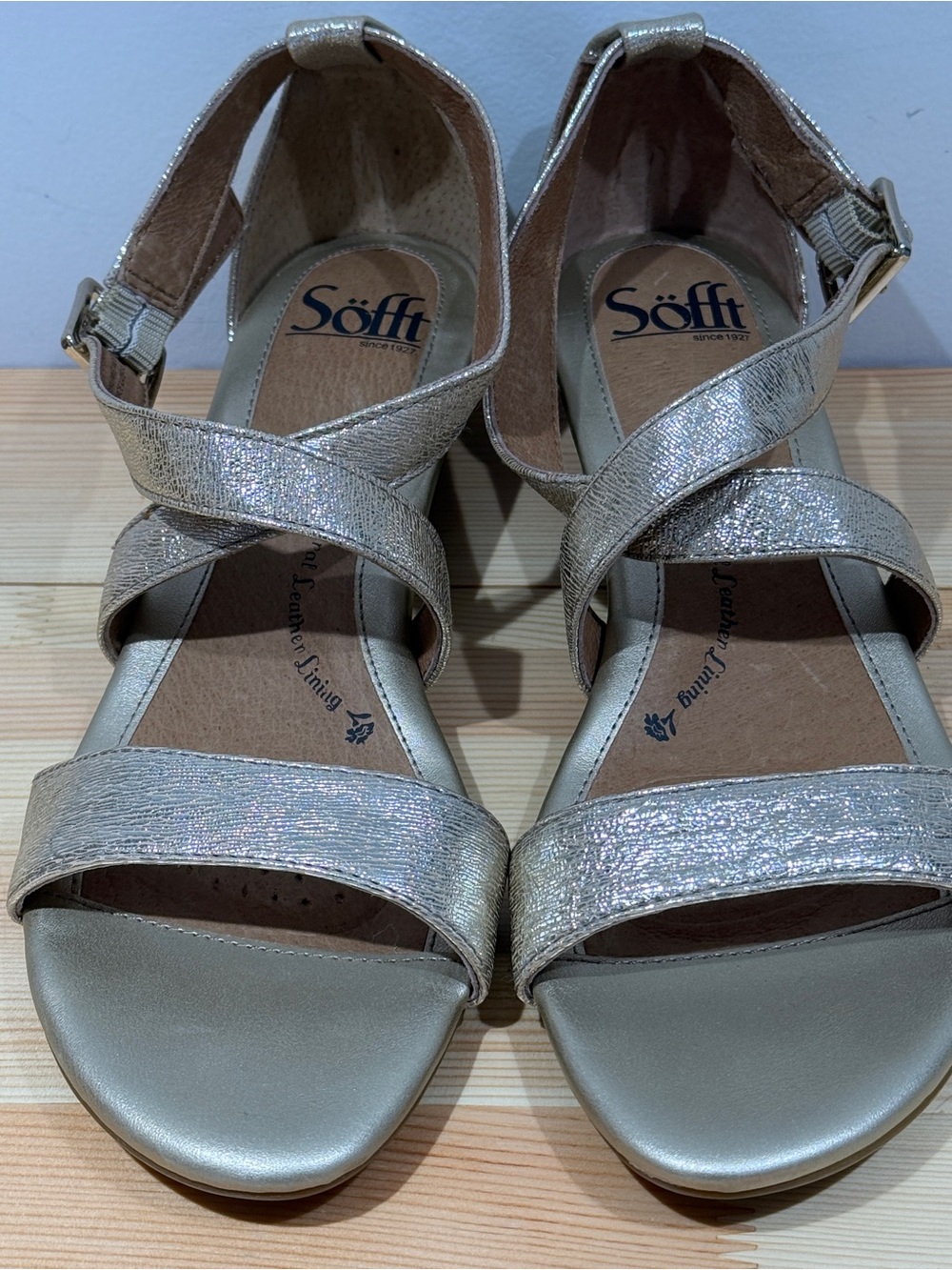 Söfft Metallic Champagne Gold Leather Low Wedge Sandals: 7.5 - Picture 4 of 11